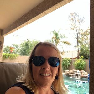 Meet your Posher, Debbie